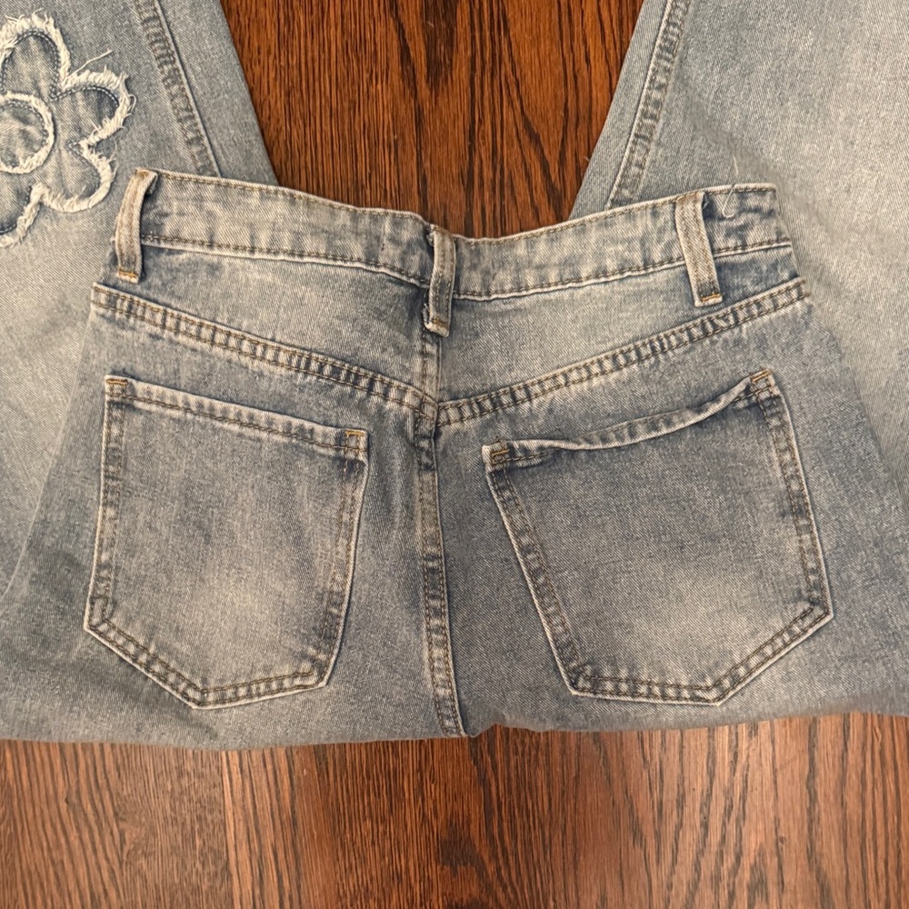 🍁🍁 CALI 1850 Stylish Light Blue Floral Straight Leg Jeans - Picture 3 of 3